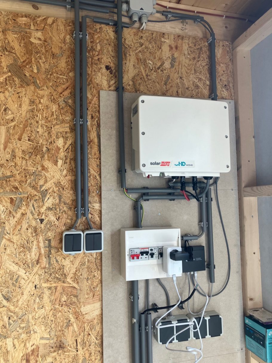 PV verdeler en electrawerk tuinhuis